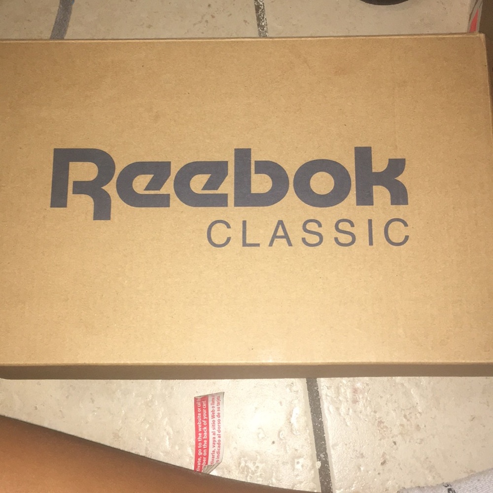 Classic Reebok size 7 - Picture 4 of 4